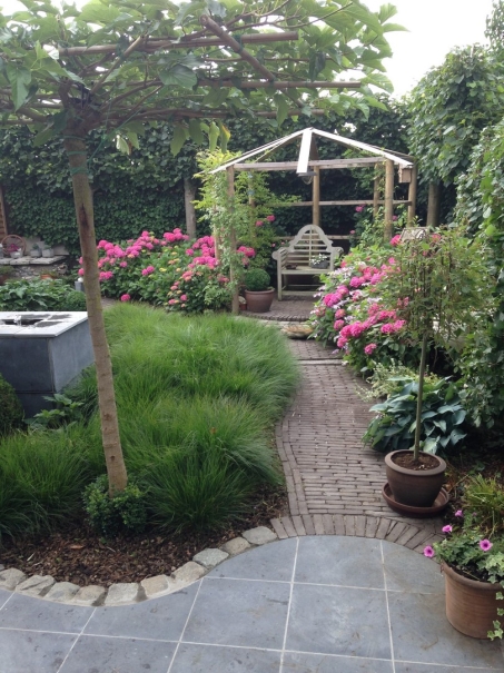 tuin betonklinkers oprit zwembad tuin